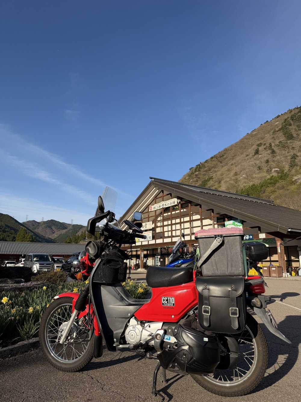道の駅明宝の物産館前のクロスカブ110