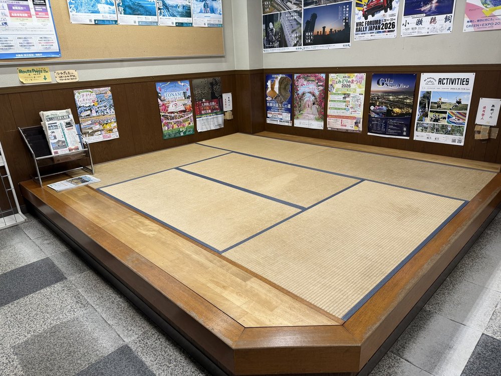 道の駅美並の畳の休憩所と観光ポスター