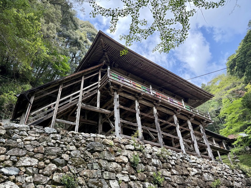 日龍峯寺の懸造の本堂 美濃清水と呼ばれる崖造り