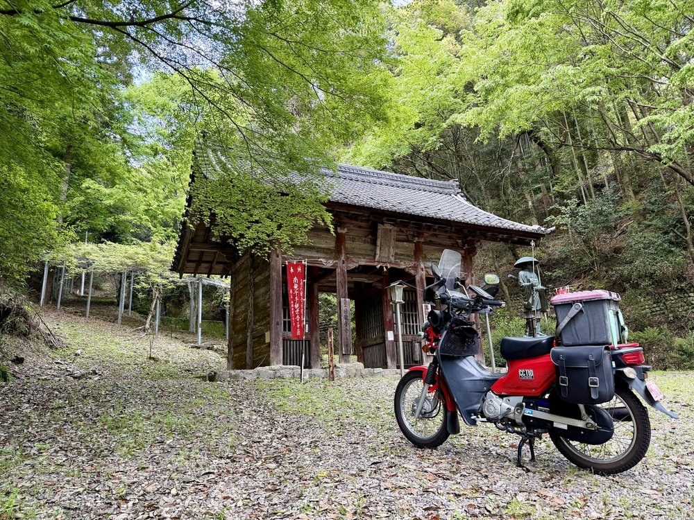 日龍峯寺の仁王門の前のクロスカブ110