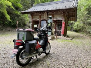 クロスカブ110に積載4点フル装備をつけた状態（お寺前で撮影）
