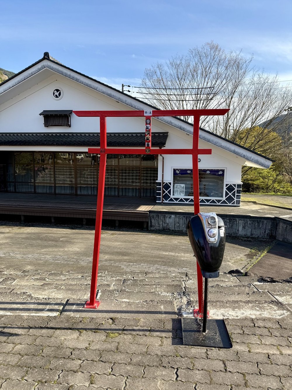 せせらぎ明宝オートバイ神社の赤い鳥居全景 道の駅明宝