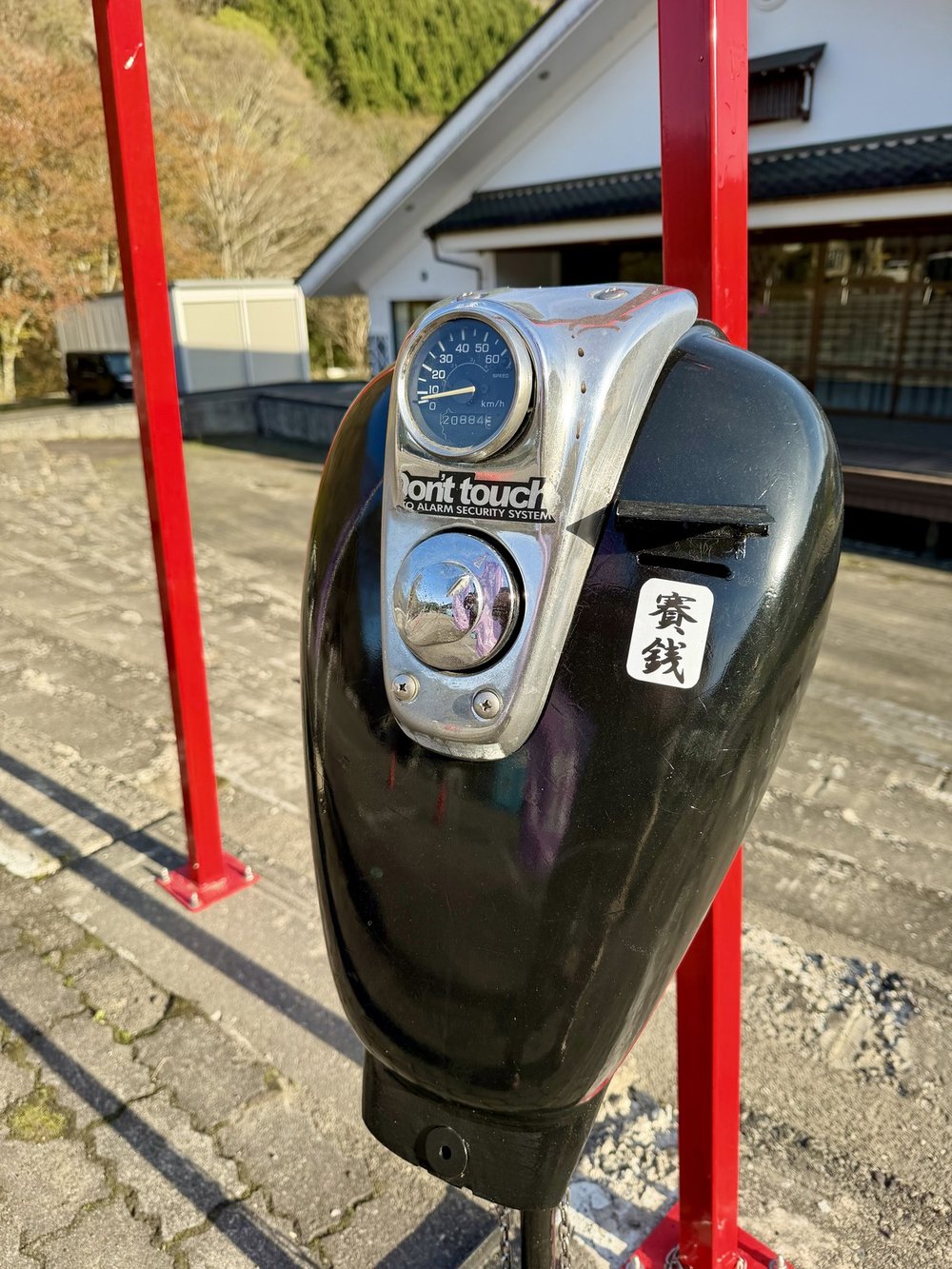 せせらぎ明宝オートバイ神社のタンク賽銭箱アップ