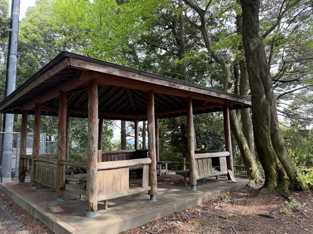 日龍峯寺境内のあずまや(休憩所)