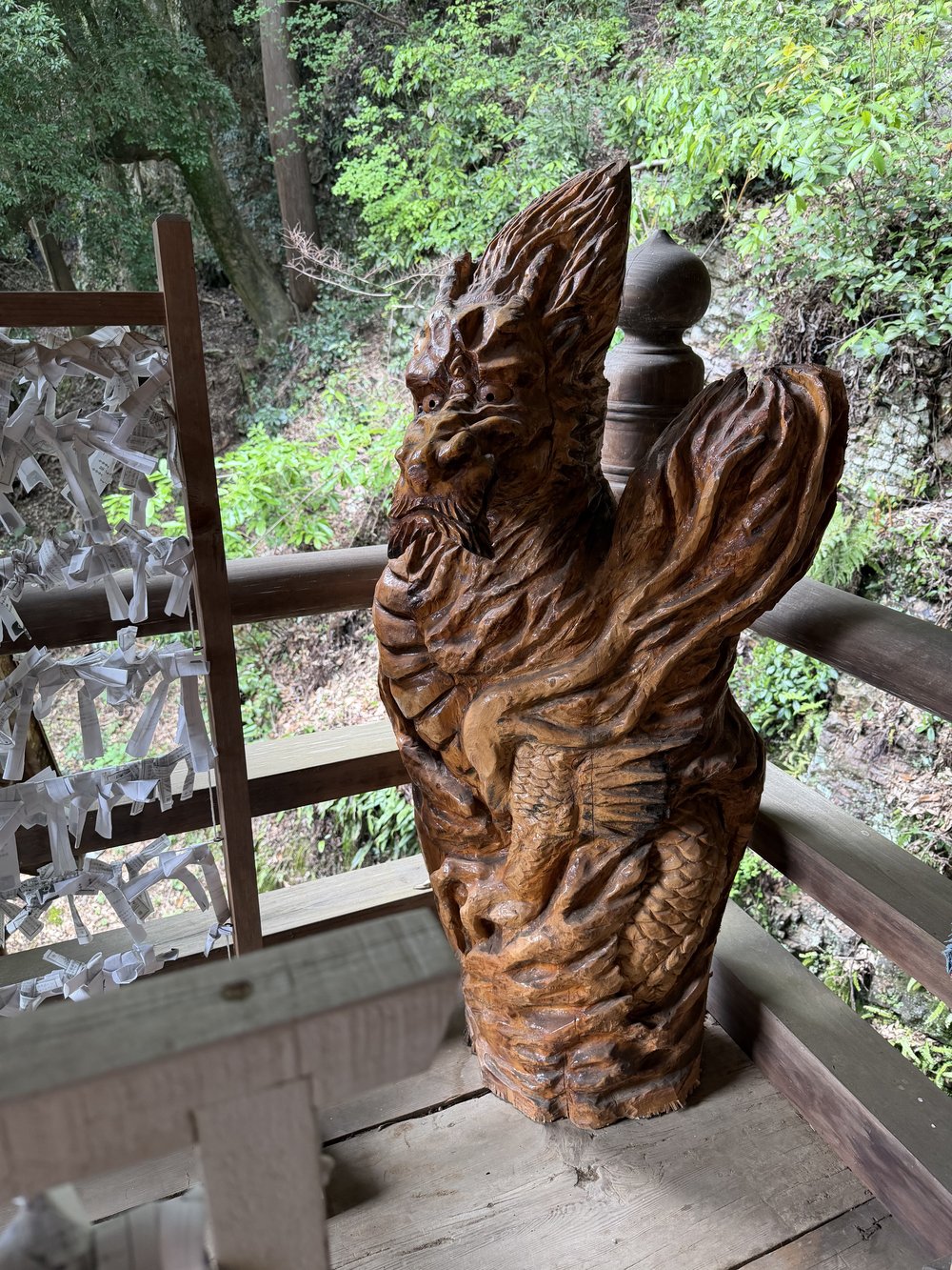 日龍峯寺の本堂脇にある龍の木彫り