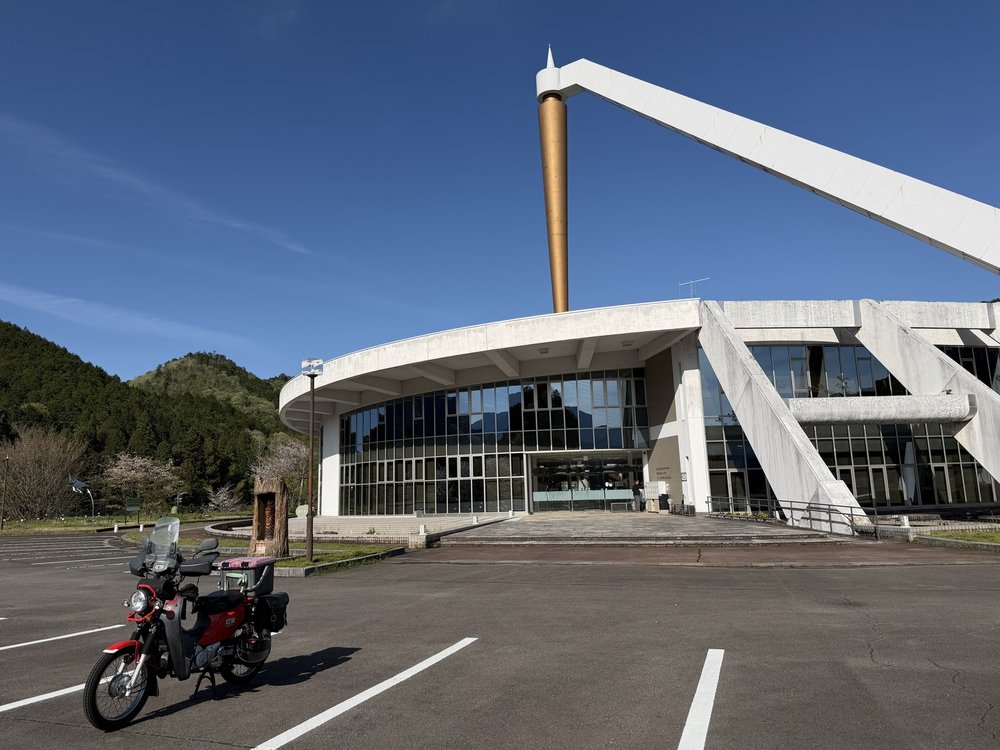 岐阜・郡上の音楽堂建築とクロスカブ110