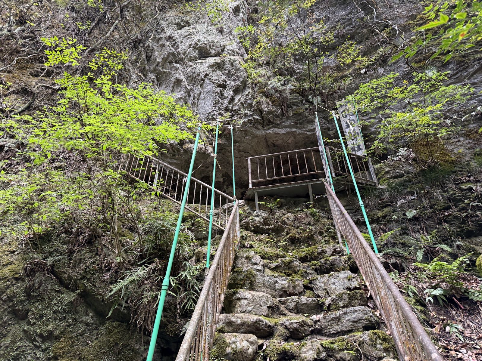乳岩神社の石段と苔むした灯籠
