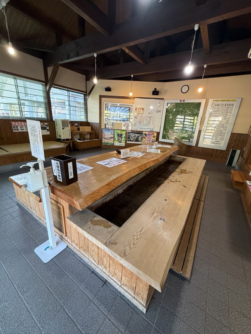 道の駅平成の足湯コーナーと足湯協力金箱