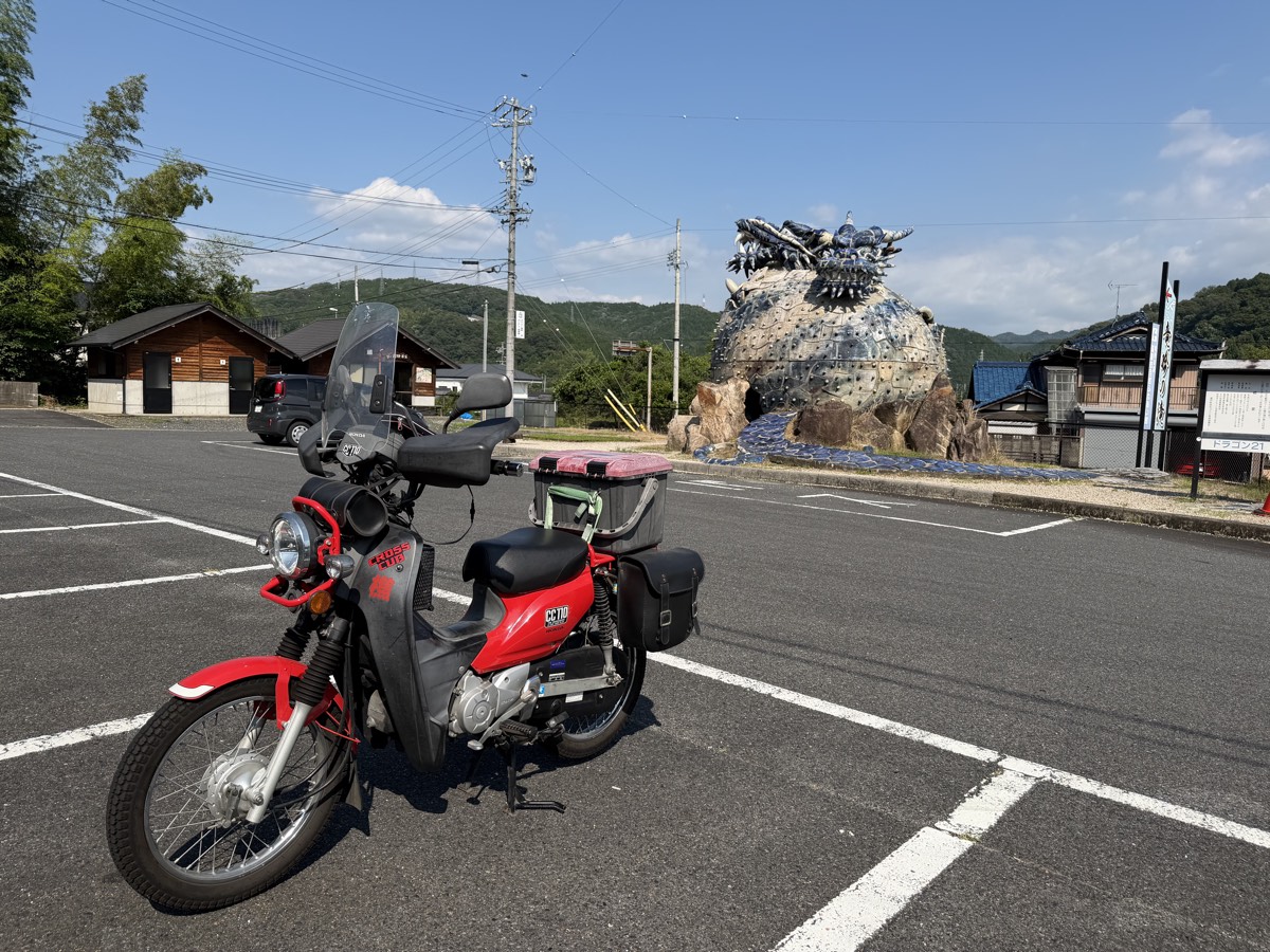 道の駅の駐車場に停めたクロスカブ110